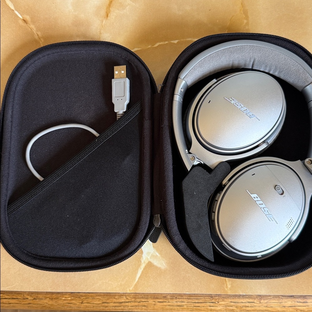 Bose Silver Quiet Comfort 35 Wireless Headphones with Black Carrying Case